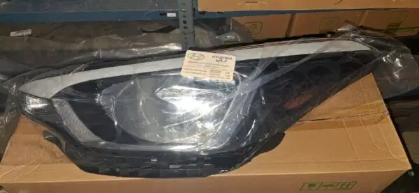 چراغ جلو چپ هیوندای i20 کرمان موتور شماره فنی 92101C8000 عملکرد روشنایی مناسبی دارد