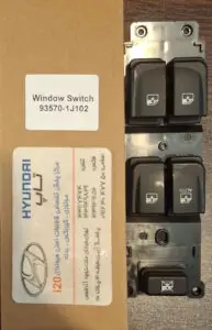 کلید شیشه بالابر جلو چپ i20 با شماره فنی 935701J102، قطعهای کوچک است