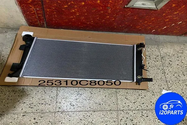 رادیاتور آب هیوندای i20 با شماره فنی 25310-C8050، یکی از قطعات اصلی سیستم خنککننده موتور است